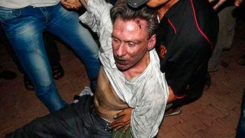 Chris Stevens es arrastrado en la embajada de EE.UU. en Libia Chris Stevens es arrastrado en la embajada de EE.UU. en Libia