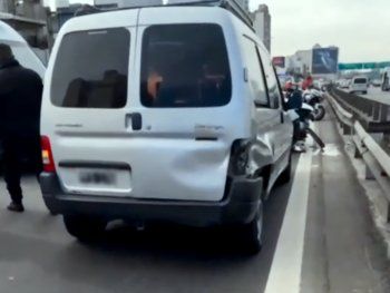 Choque múltiple en la Autopista 25 de Mayo involucró a ocho vehículos: hay heridos