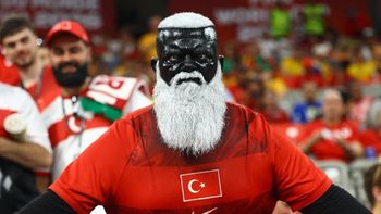 de las tribunas de estambul al mundial: el fanatico turco que conquisto las redes de las tribunas de estambul al mundial: el fanatico turco que conquisto las redes