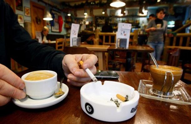 Promulgan ley que prohíbe fumar en bingos y restaurantes bonaerenses