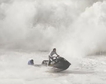 El impactante rescate de un surfista atrapado en el mar por olas gigantes