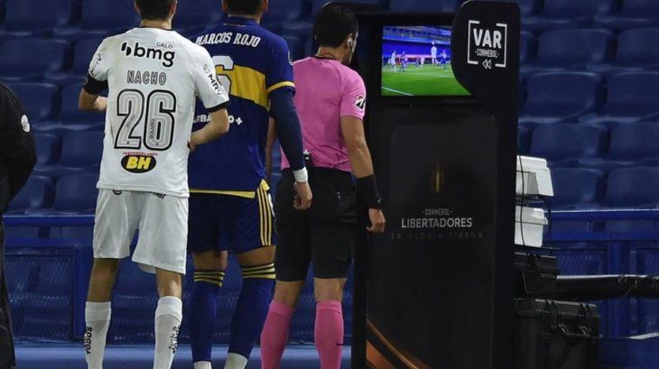 Polémica: el audio del VAR que anuló el gol de Boca contra el Mineiro