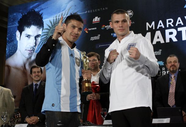 Los dos boxeadores posaron las camisetas de sus respectivos países