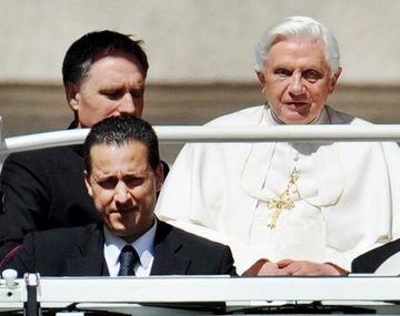 El mayordomo junto a Benedicto XVI