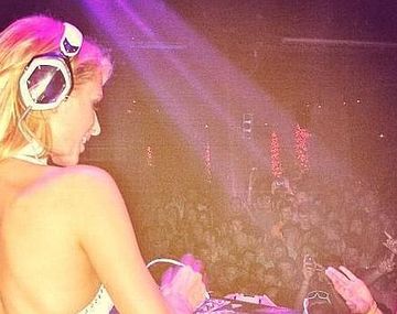 Paris Hilton la rompe con su nueva faceta en Ibiza