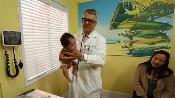 VIDEO: un pediatra mostró cómo se puede calmar a un bebé en unos segundos