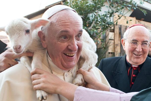 Otro gesto del papa Francisco: se sacó una foto con un corderito en los hombros