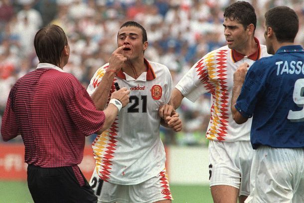 Este es el antecedente en el que se basó FIFA para suspender a Suárez