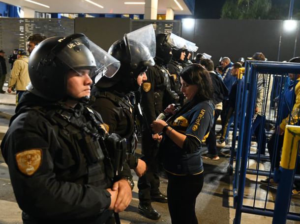 Se montaron al menos tres cordones de control antes del ingreso al estadio Se montaron al menos tres cordones de control antes del ingreso al estadio