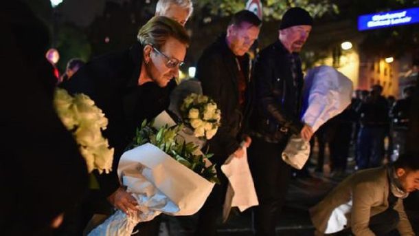 Los integrantes de U2 dejando flores en Le Bataclan. (Foto: Getty)