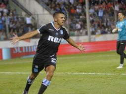 El juvenil Maximiliano Cuadra de Racing celebra tras el error de Josué Ayala de Atlético Tucumán El juvenil Maximiliano Cuadra de Racing celebra tras el error de Josué Ayala de Atlético Tucumán