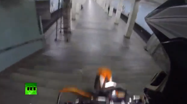 VIDEO: En moto en el subte de Moscú