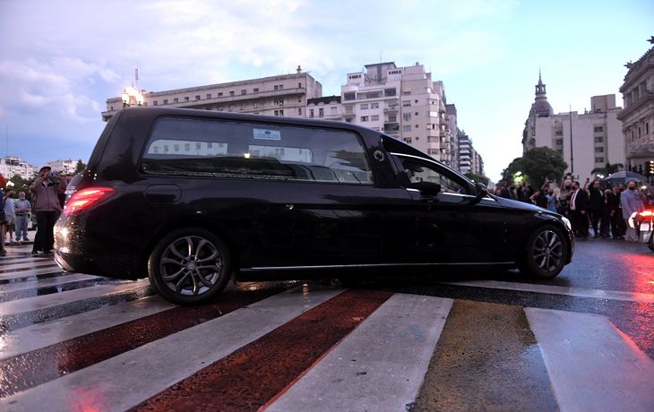 Políticos, empresarios y sindicalistas: quiénes mandaron coronas a Menem