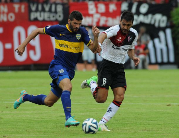 Boca y Newells empataron sin goles en un partido intenso en Rosario