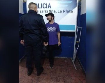 Cayó el ladrón de las muletas: con una sola pierna