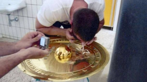 Escándalo en Austria: un hincha tomó cocaína de un trofeo