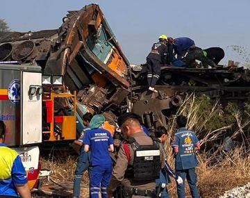 Tragedia en Tailandia: una grúa cayó sobre un tren en marcha y dejó 25 muertos