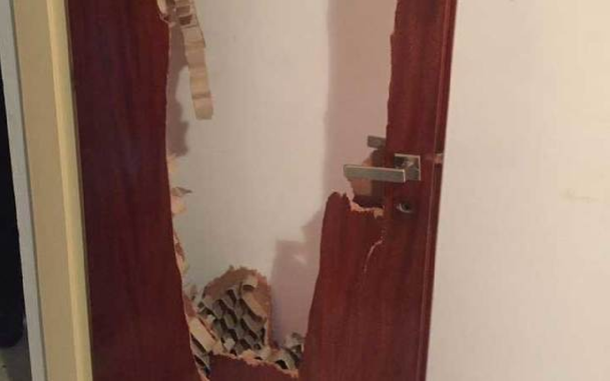 Sacado: rompió una puerta a patadas y desfiguró a golpes a su novia