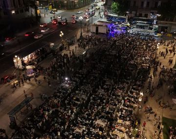 Miles participaron de cenas en plazas de todo el país: Ninguna mesa vacía en Navidad