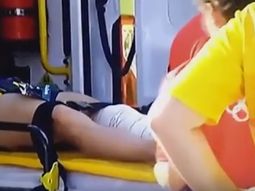insolito: llevaban a un gimnasta fracturado en camilla y casi lo tiran insolito: llevaban a un gimnasta fracturado en camilla y casi lo tiran