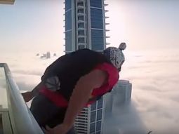 Saltó desde un rascacielos cubierto de nubes