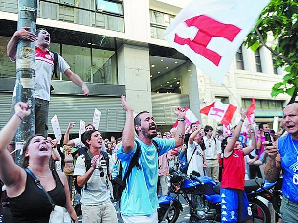 La barra de Huracán agredió y robó a sus jugadores en el vestuario