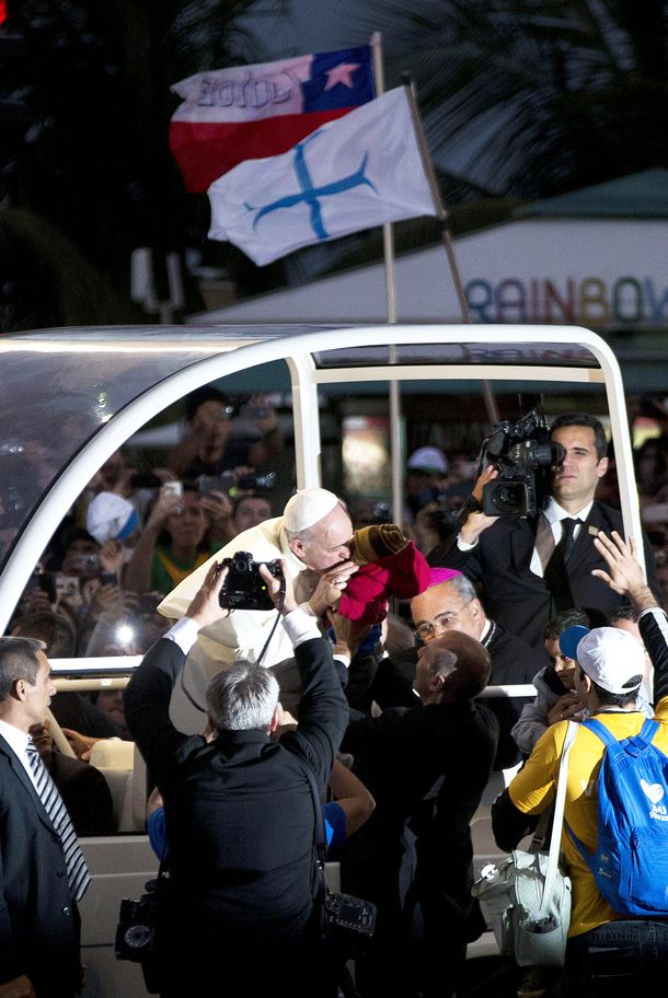 Ante una multitud, el Papa encabezó el Vía Crucis en Copacabana