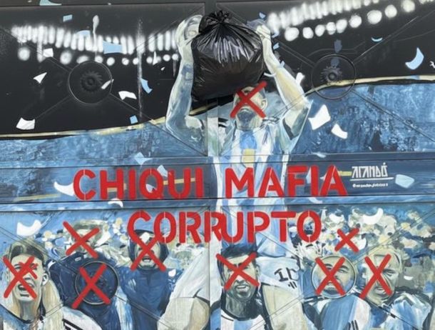 Claro mensaje: escrachan murales de la Selección Argentina en rechazo al Chiqui Tapia