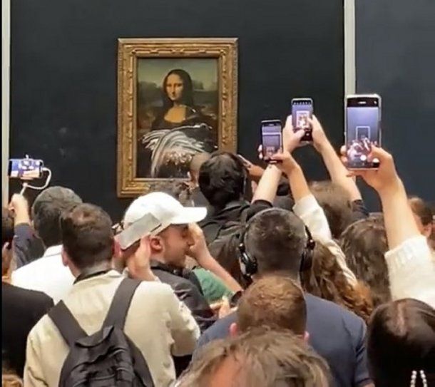 Atacaron a la Gioconda en el Louvre