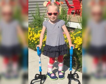 La emocionante reacción de una nena con parálisis que camina por primera vez