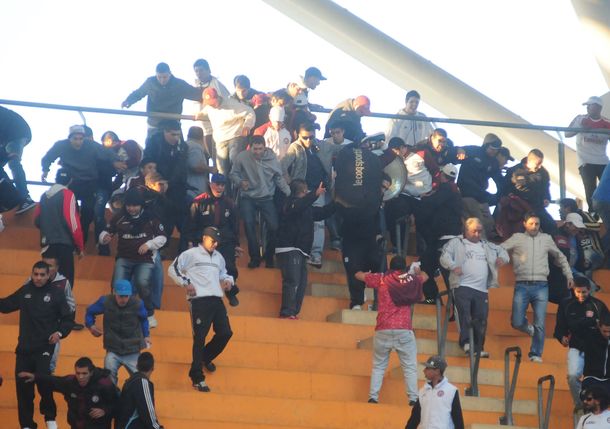 Lanús: un hincha muerto y otro herido en el Estadio Único