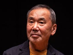 Murakami expone su idea que invita a reflexionar sobre cómo enfrentamos el dolor y la pérdida. Murakami expone su idea que invita a reflexionar sobre cómo enfrentamos el dolor y la pérdida.