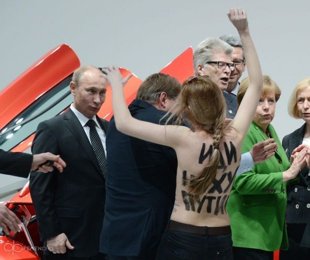 Agrupación feminista se desnuda frente a Putin en Alemania