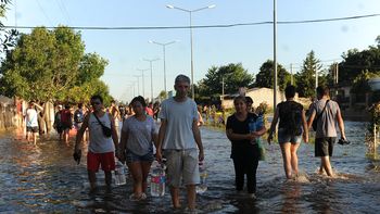 Vecinos de La Emilia volviendo a sus casas Vecinos de La Emilia volviendo a sus casas