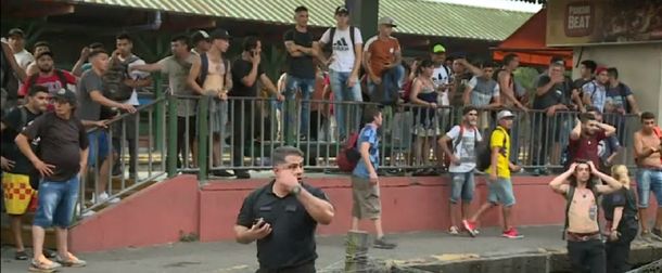 Pasajeros pelean cuerpo a cuerpo con manifestantes que cortan las vías del tren Roca
