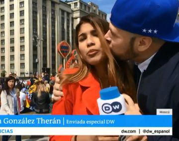 Una periodista colombiana fue acosada por un hincha durante una transmisión en vivo