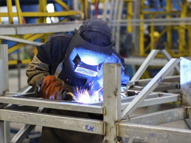 El INDEC informó que la actividad industrial cayó un 14,8% interanual en mayo