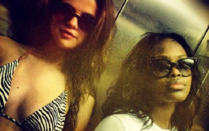 Selena Gómez mostró su look safari en la playa