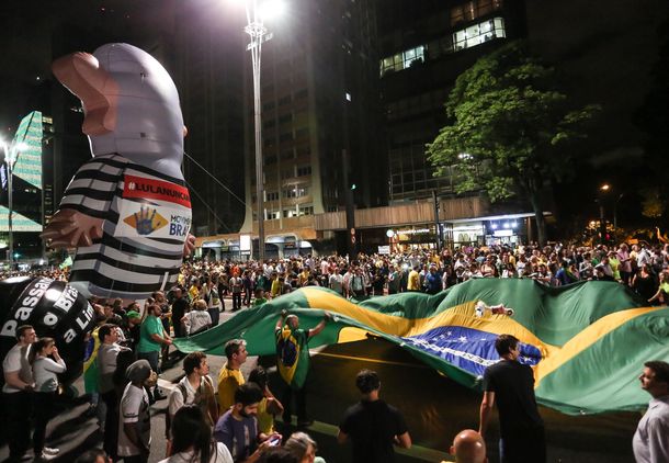 Multitudinarias marchas luego del polémico audio entre Dilma y Lula