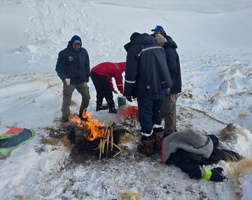 El rescate de los mineros atrapados en Catamarca se concretó tras más de tres días de aislamiento por un temporal de nieve en el Salar del Hombre Muerto.