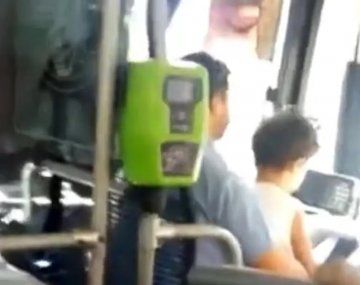 Ciudadela: un colectivero fue filmado por un pasajero mientras conducía con un niño a upa