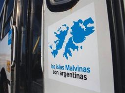 El cartel Las Islas Malvins son argentinas es obligatorio para todo el transporte público.
