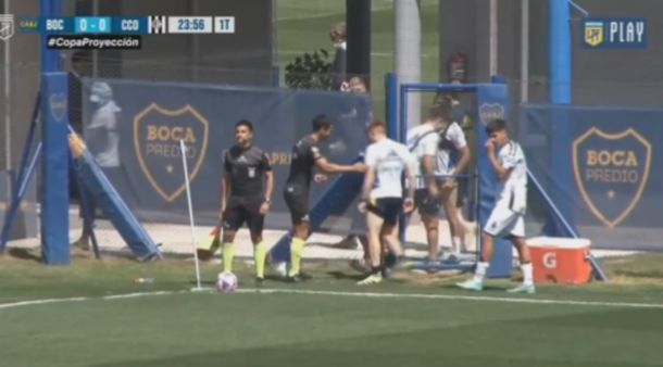 El caño del Colo Barco al árbitro en pleno partido de Reserva de Boca