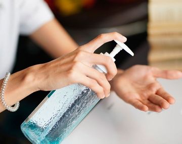 La ANMAT prohibió la venta de un alcohol líquido y en gel