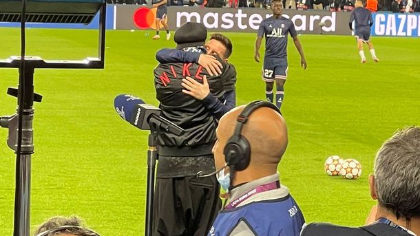 El abrazo entre Messi y Ronaldinho en la previa de PSG-Leipzig