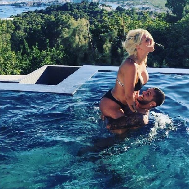 Wanda Nara y Mauro Icardi jugando en la pileta