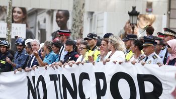 miles de personas manifiestan su rechazo al terrorismo en barcelona miles de personas manifiestan su rechazo al terrorismo en barcelona