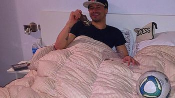 a la cama con mora: el uruguayo se relaja tras la obtencion de la copa a la cama con mora: el uruguayo se relaja tras la obtencion de la copa