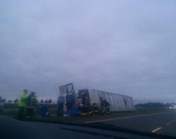 Accidente en Ruta 2: volcó un micro en Lezama y se registraron 10 heridos