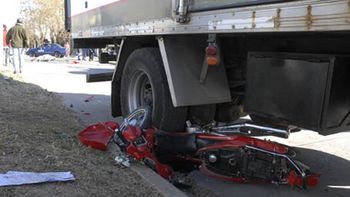 Una mujer murió aplastada por un camión - Imagen de archivo Una mujer murió aplastada por un camión - Imagen de archivo